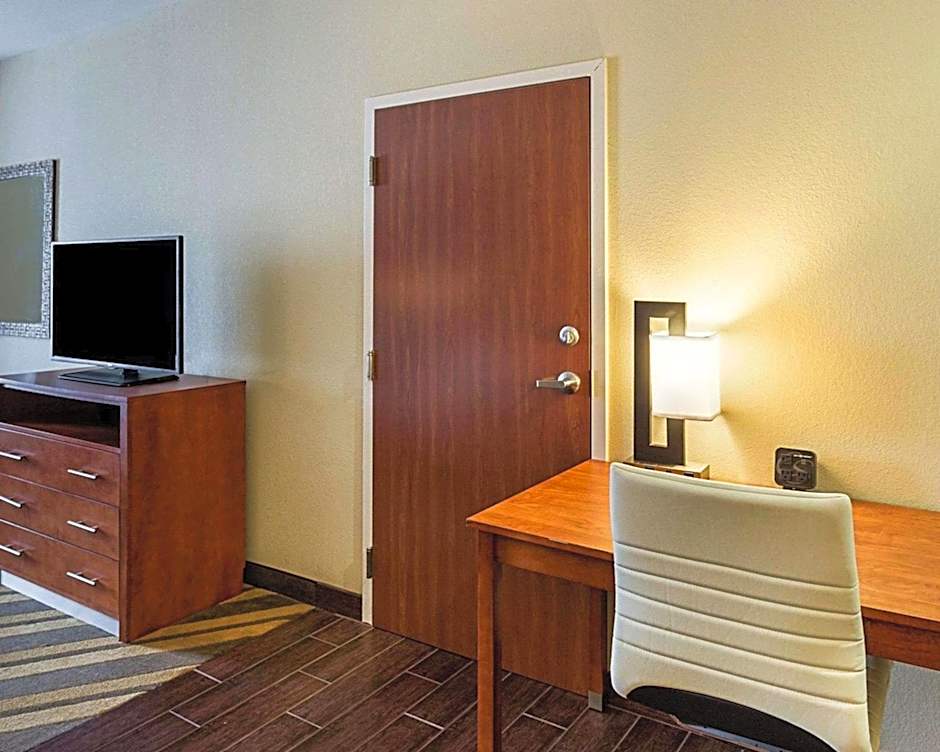 Comfort Suites near Tanger Outlet Mall