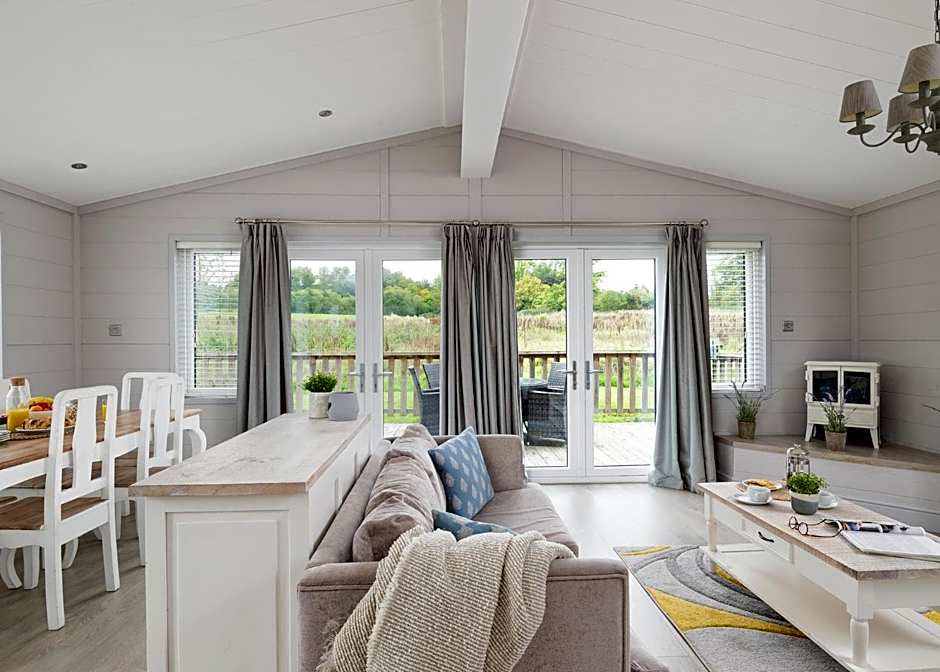 Cherry Bird Lodge Escape