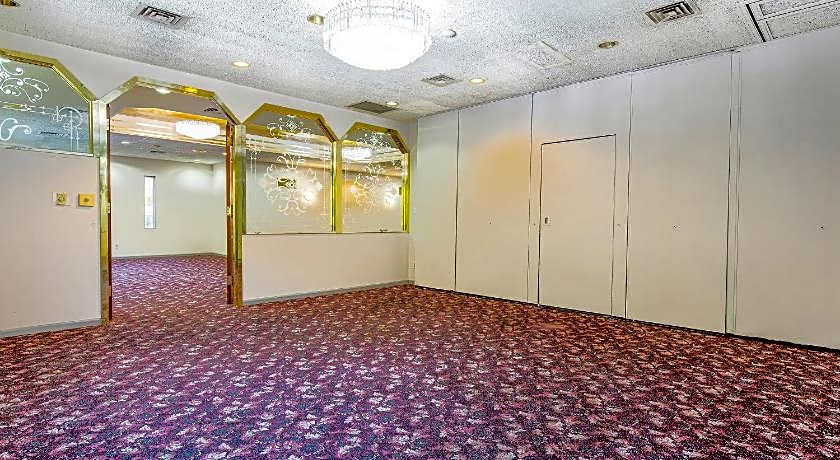 OYO Hotel Moline Downtown IL I-74 North
