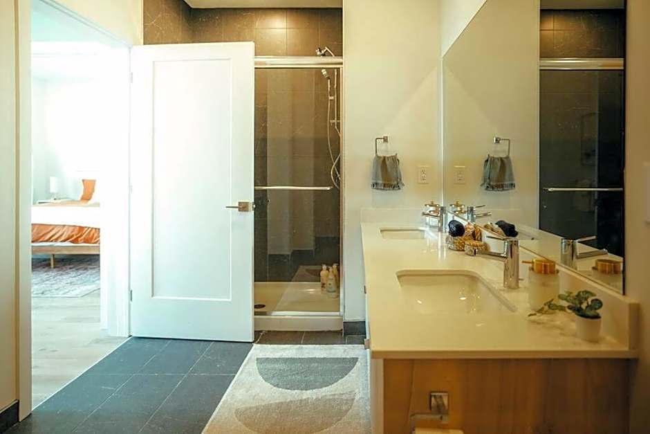 Luxury 1BR Penthouse Apt In Central Halifax