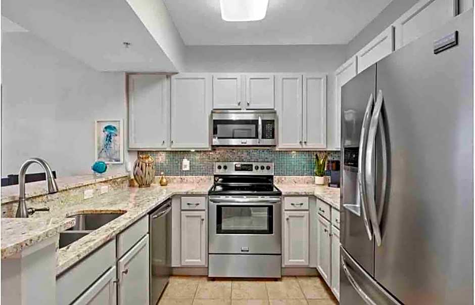 Pink Sunsets at the Palms of Destin Across from Beach, Heated Pool Shuttle & Dining