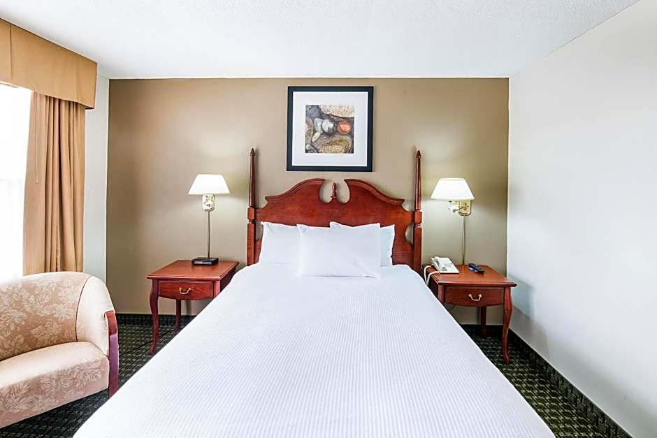 Ramada by Wyndham Thunder Bay Airlane Hotel