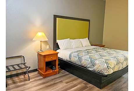1 King Bed | Non-Smoking, Micfridge