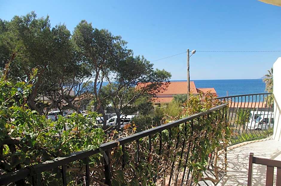Hotel Almanarre Plage - Hotel Eco-Responsable face a la mer
