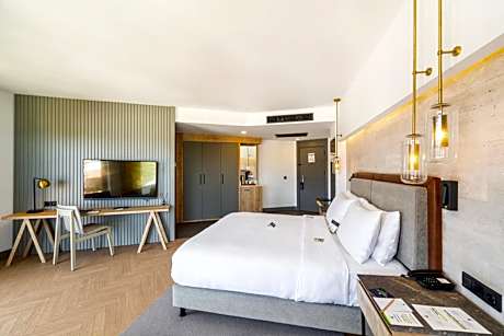 Deluxe King Room with Sea View