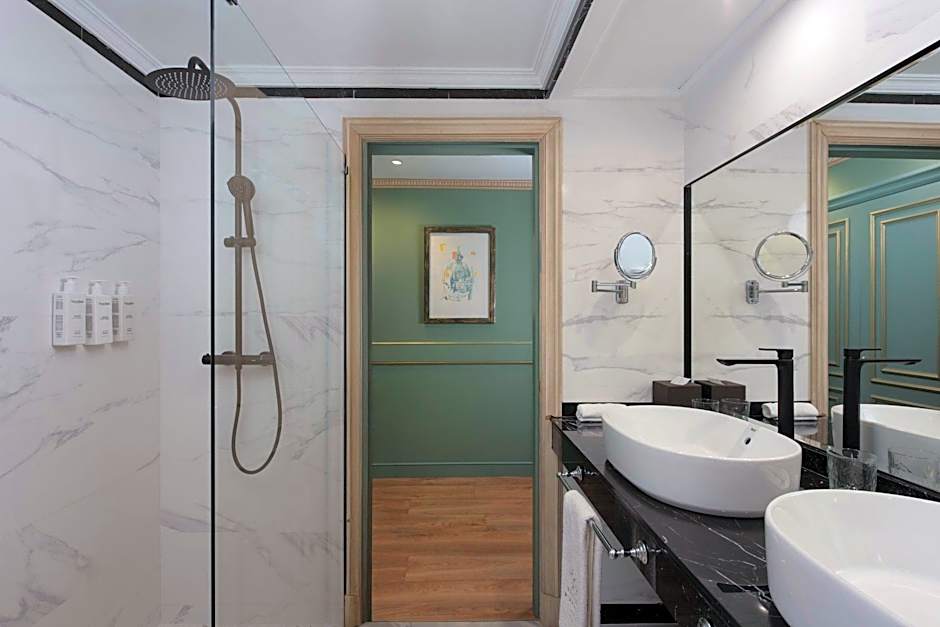 Eugenia de Montijo, Autograph Collection by Marriott