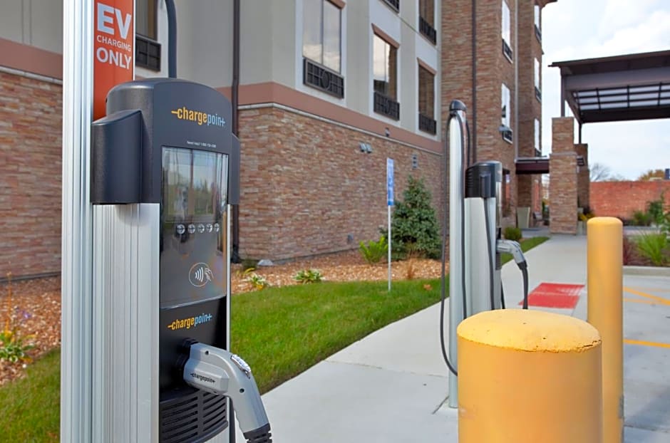 Holiday Inn Express & Suites St Louis Airport, an IHG Hotel By IHG
