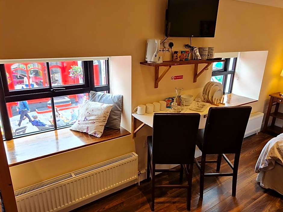 Ridge-Rock Accommodation