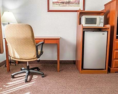 1 Queen Bed Suite Nonsmoking