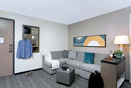 One-Bedroom King Suite with Roll-in Shower and Bay View - Accessible