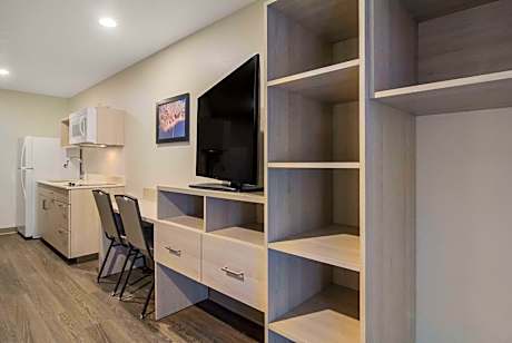 QUEEN SUITE WITH SOFA - ADA ACCESSIBLE