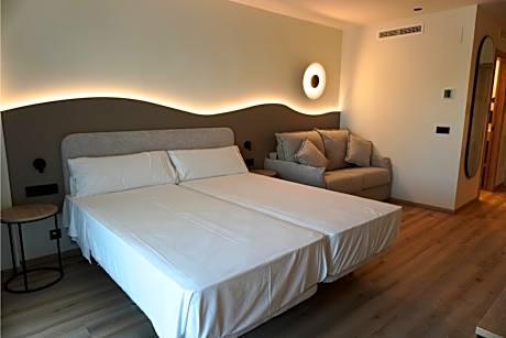 DOUBLE STANDARD ROOM (2 ADULTS + 1 CHILD)