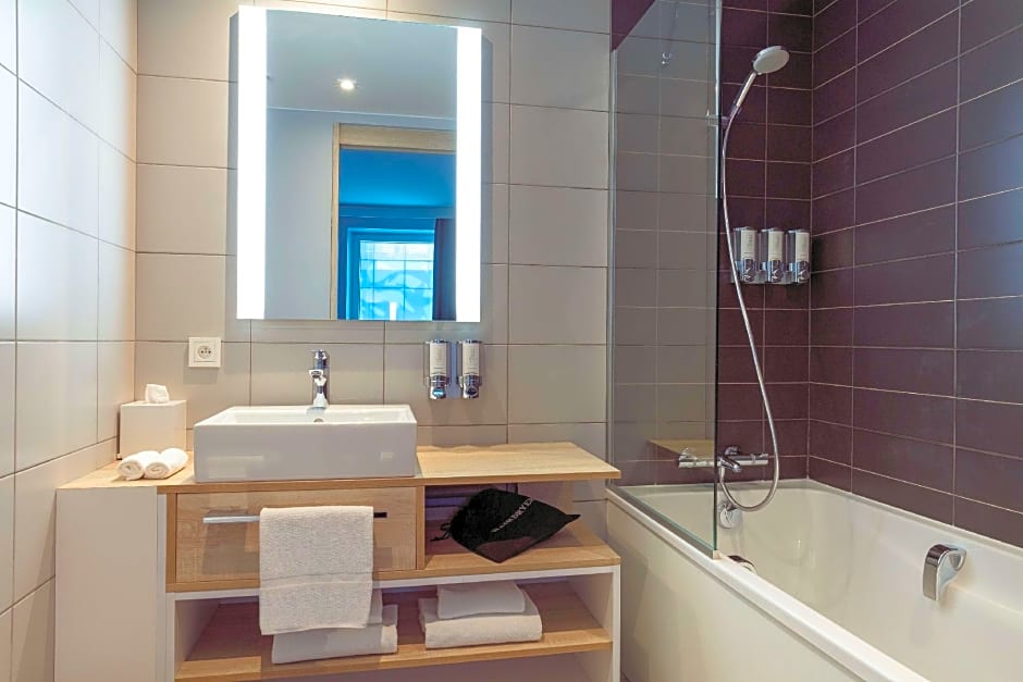 Hampton by Hilton Paris Clichy – Clichy, CA