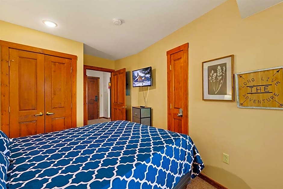 HH 207 Ski-InOut Sunrise Views Village Steps Sleeps 4