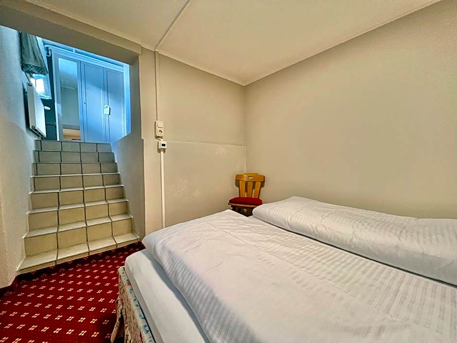 Foto 1 von 8 von Triple Room with Shared Bathroom - Souterrain