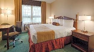 Suite-1 Queen Bed - Non-Smoking, Electric Fireplace, Wet Bar, Microwave And Refrigerator, Wi-Fi, Full Breakfast