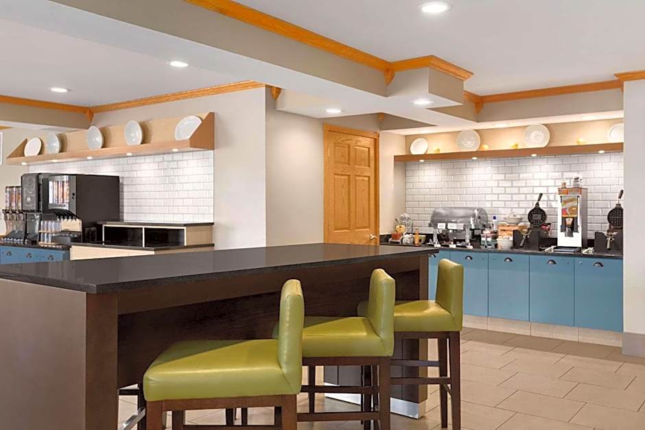 Country Inn & Suites Rochester South Mayo Clinic – Rochester, MN