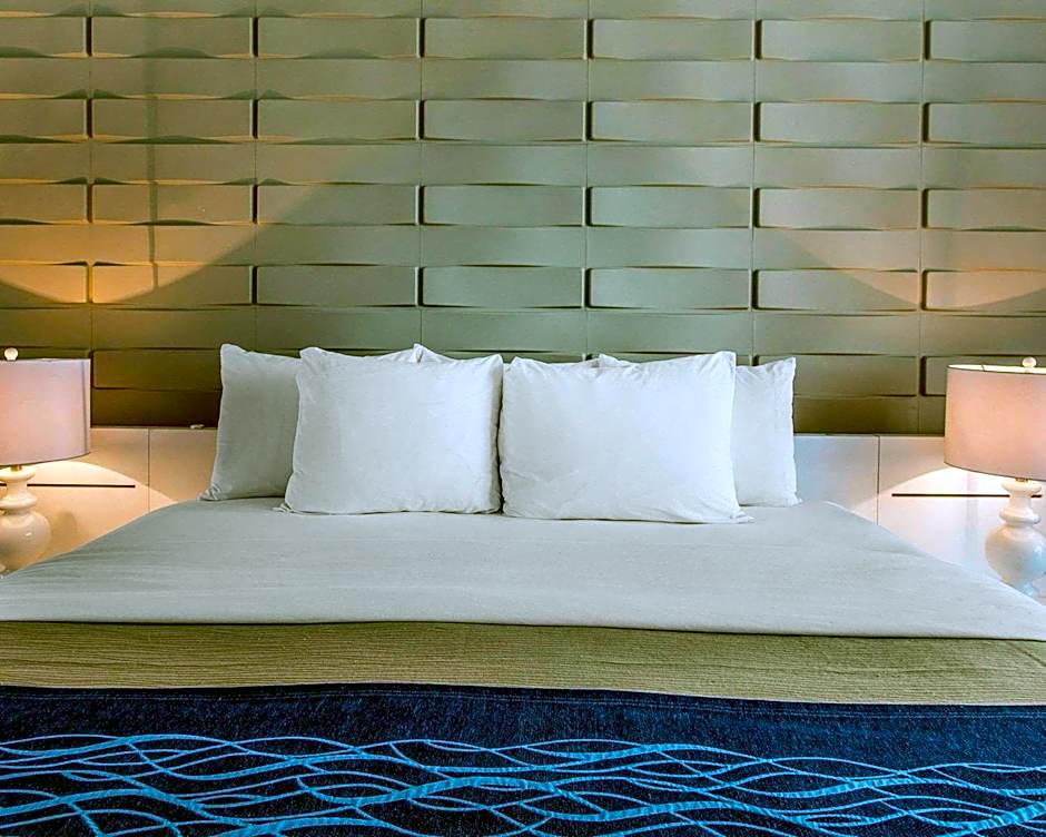 Comfort Inn & Suites Levittown
