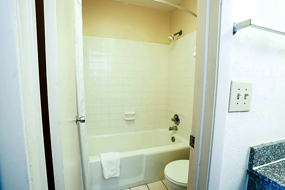 Days Inn by Wyndham Lake City I-75