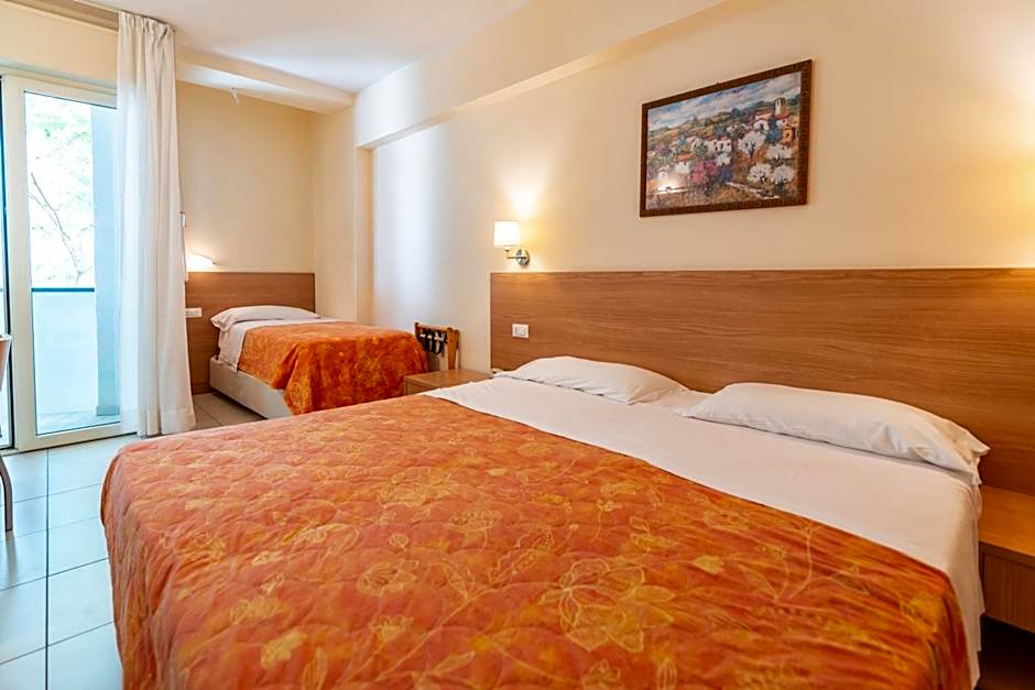 Hotel Majorca sul Mare in centro a Riccione con Area Fitness