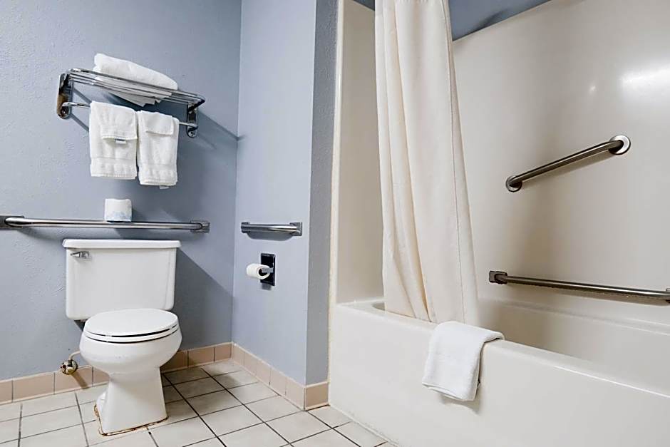 Baymont by Wyndham Flint Airport North