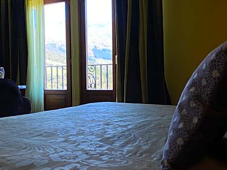 King Room with king bed, Jacuzzi, Shower bath and terrace with views at the mountain.