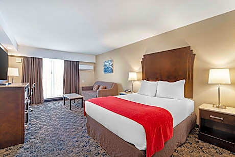 One-Bedroom Queen Suite with Two Queen Beds with Sofa Bed and Jetted Tub - Non-Smoking