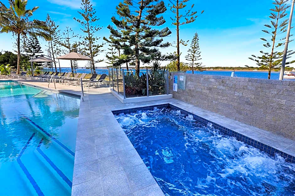 Silvershore Apartments on the Broadwater