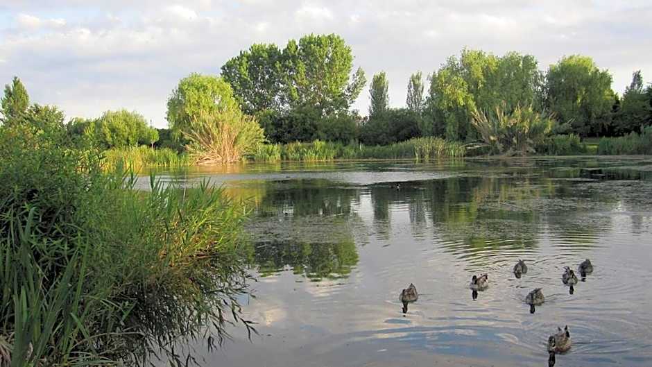 Hugo Beach Hotel & Apartments