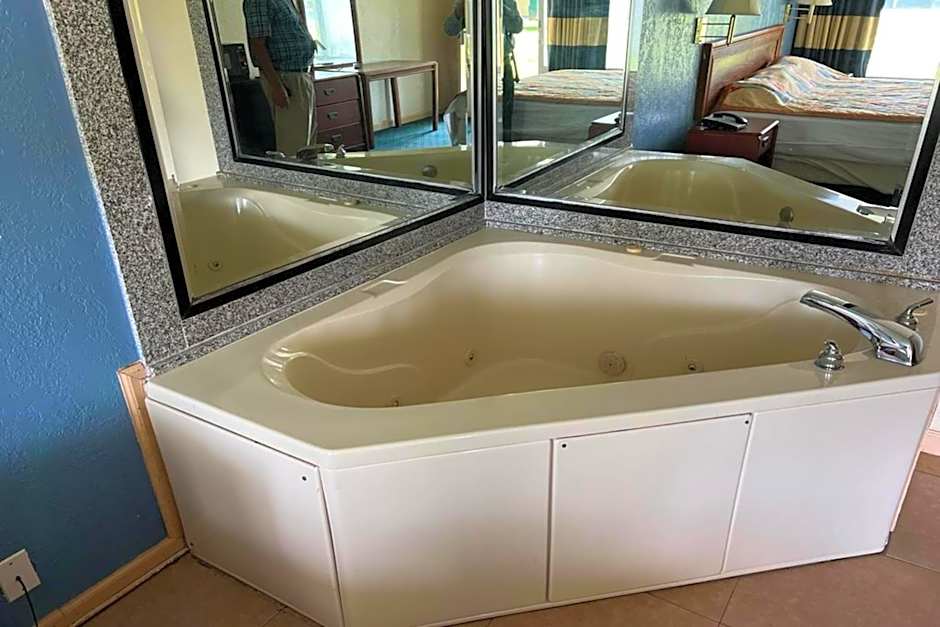 Super Inn & Suites by OYO Milledgeville