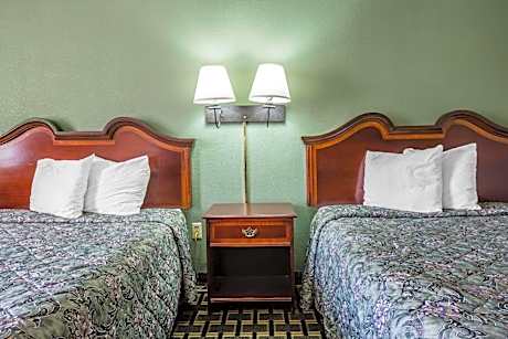 Queen Room with Two Queen Beds - Smoking