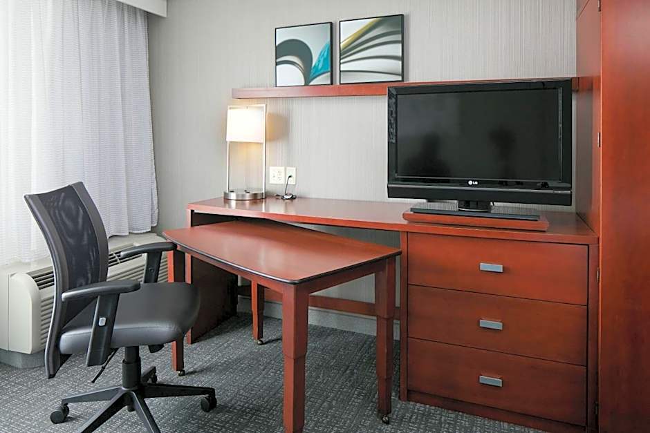Courtyard by Marriott Omaha Aksarben Village