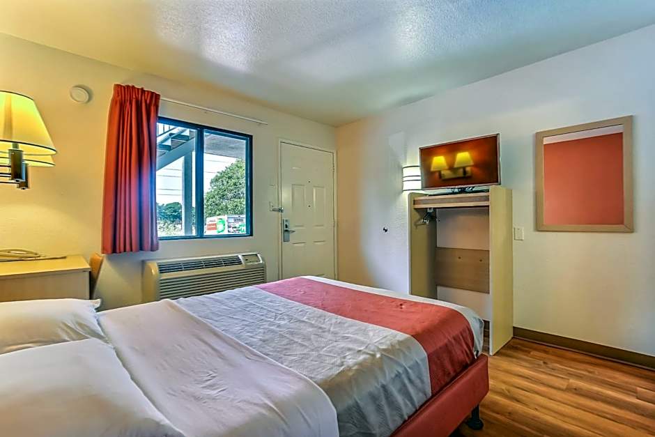 Motel 6-Pinole, CA
