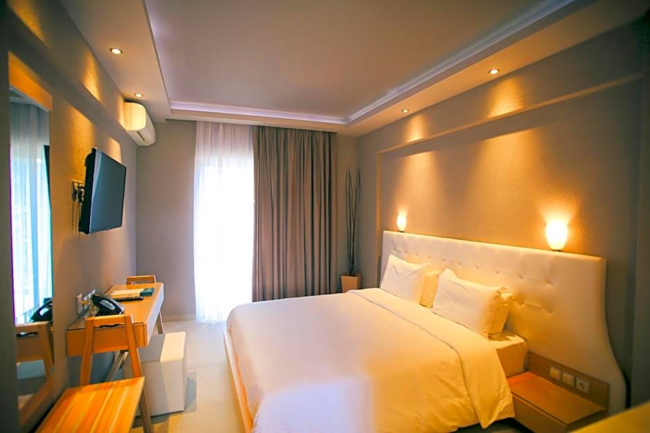 Royal Hotel and Suites