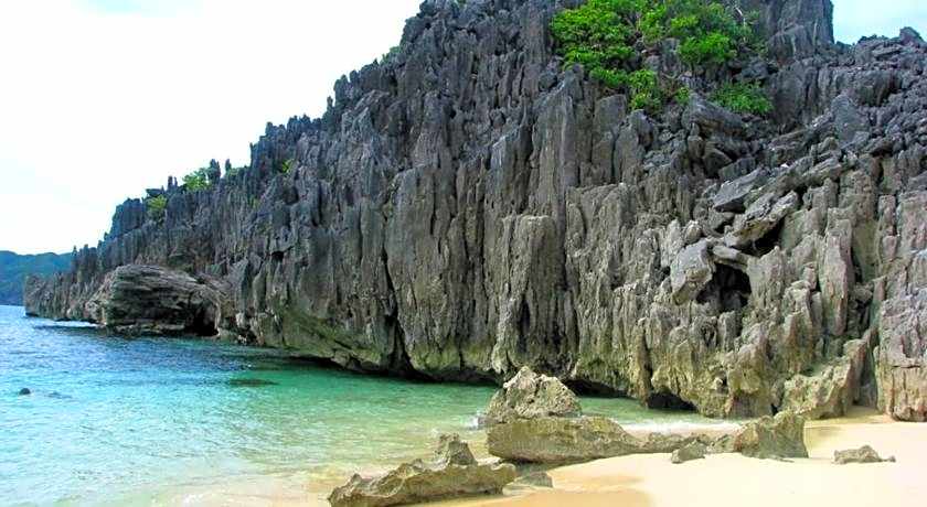 RedDoorz near Colgante Bridge Naga City