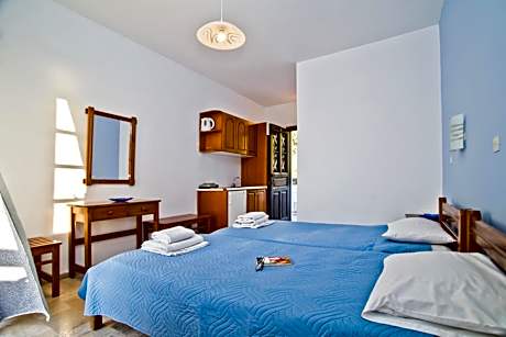 Studio with Garden and Mountain View