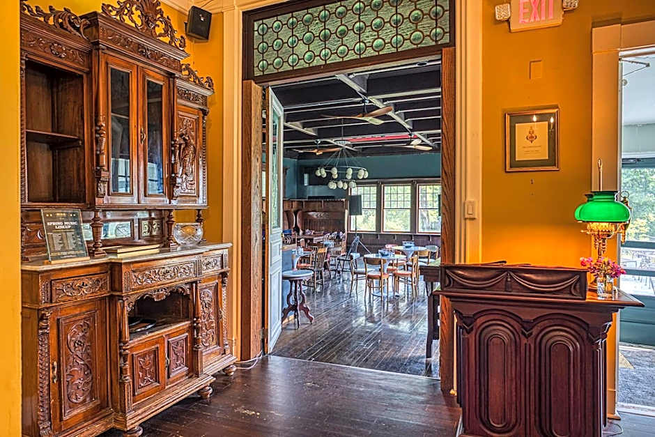 Apple Tree Inn – Lenox, MA