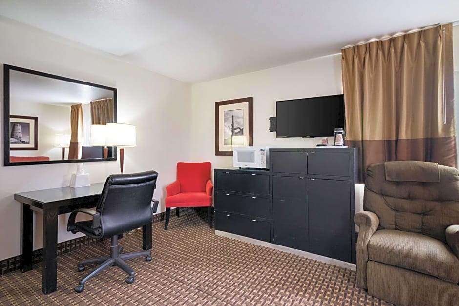 Econo Lodge Inn & Suites