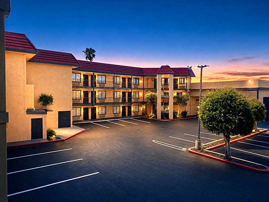 Rancho San Diego Inn & Suites