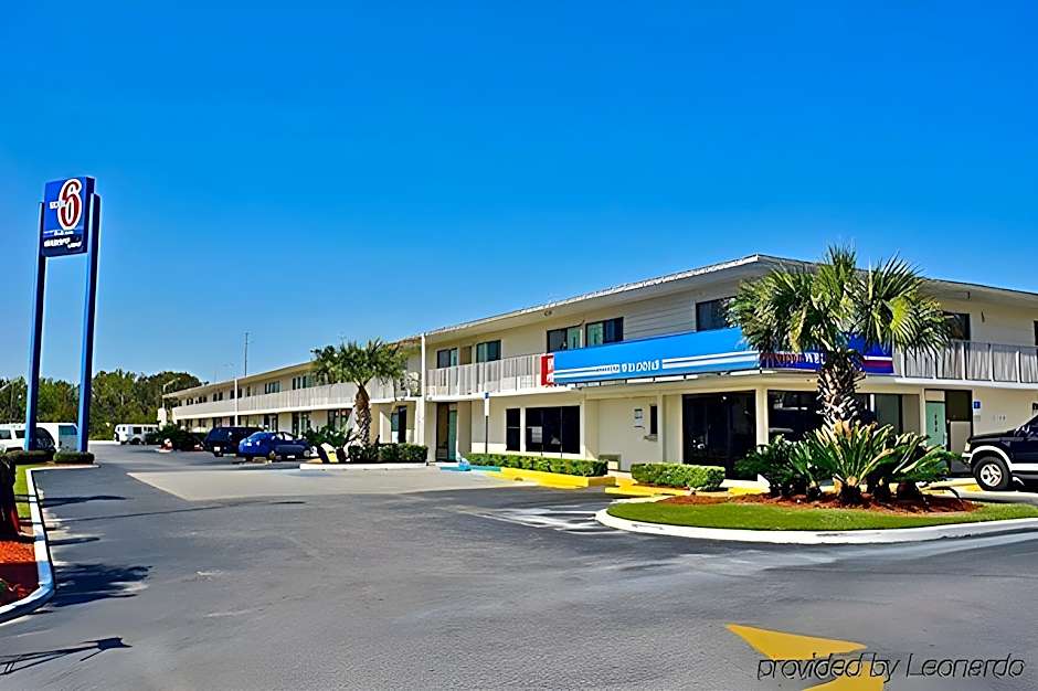Super 6 Inn & Suites