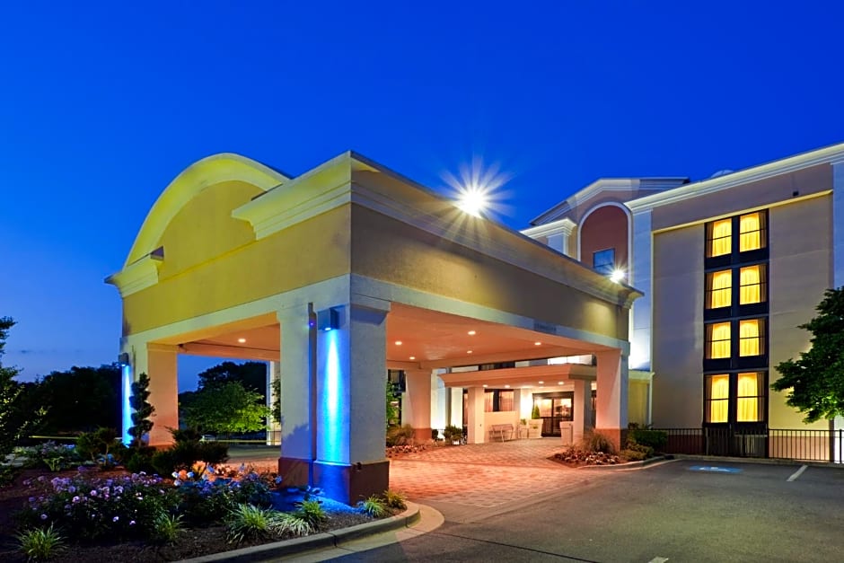 Holiday Inn Express Washington DC East- Andrews AFB