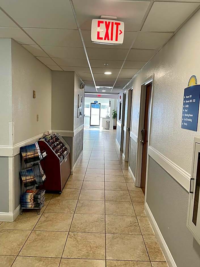 Days Inn & Suites by Wyndham Lakeland