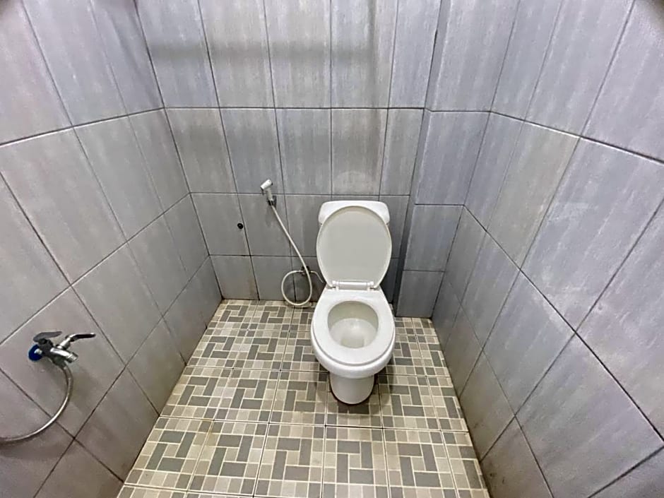 MJ Guest House Pusat Kota Malili Mitra RedDoorz