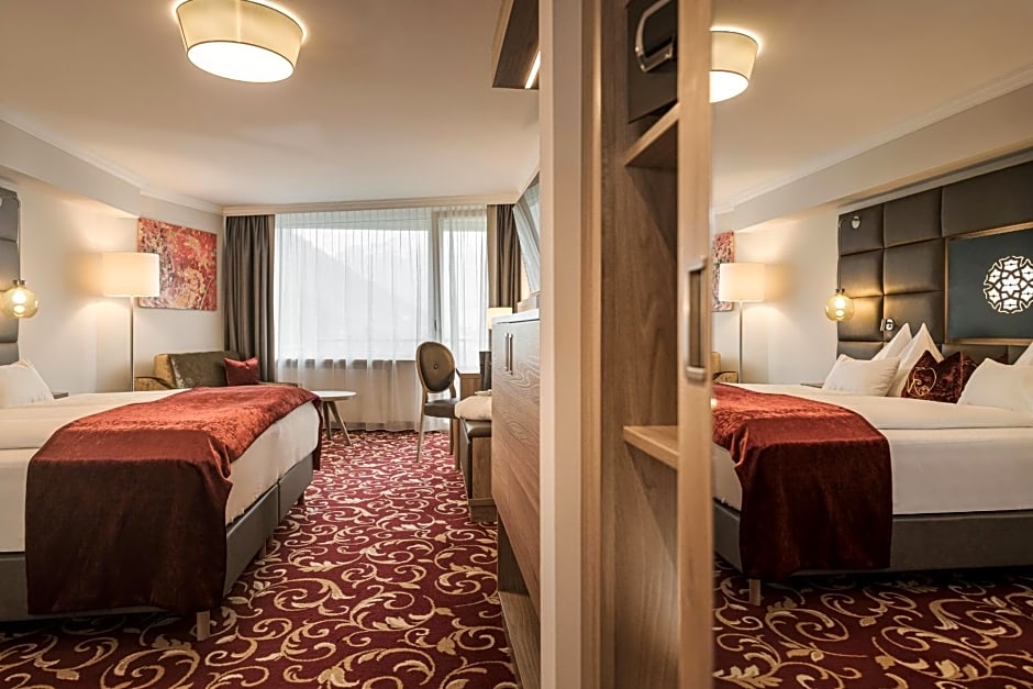 Hotel Norica - Thermenhotels Gastein mit dem Bademantel direkt in die Therme