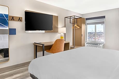 1 King Bed, Nonsmoking, Accessible