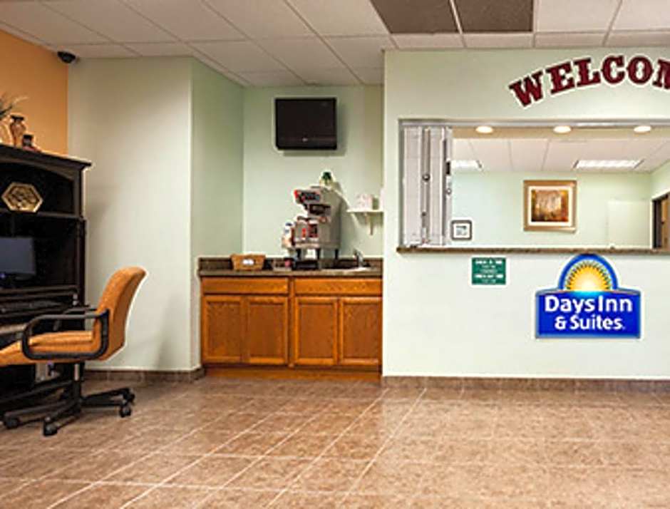 Days Inn & Suites by Wyndham Columbus NE