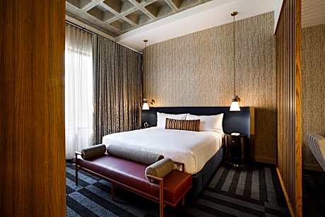 1 Bedroom Deluxe Suite, 1 King, City view