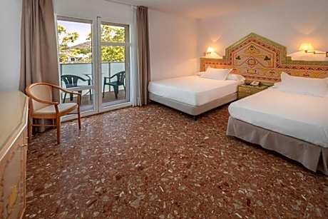 Quadruple Room with Terrace