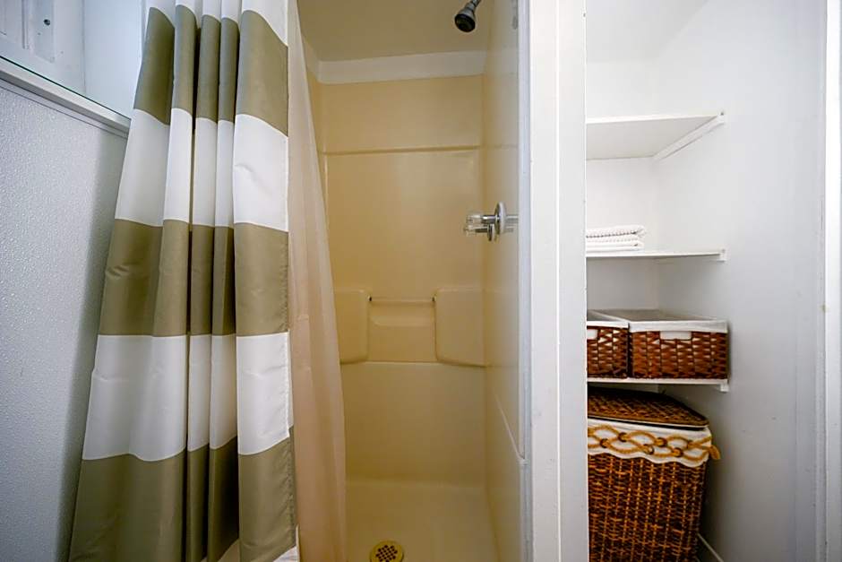 Charming Basement Suite with Private Entrance Near Subway, Koreatown & UofT