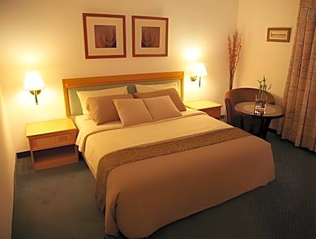 Family Room (2 Adults + 1 Child)